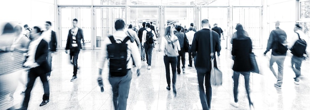 Foule anonyme de gens d'affaires marchant dans un couloir