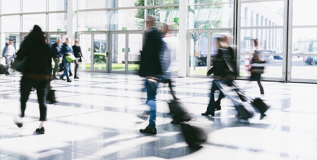 Une foule anonyme d'hommes d'affaires passe à la vitesse supérieure lors d'une foire commerciale