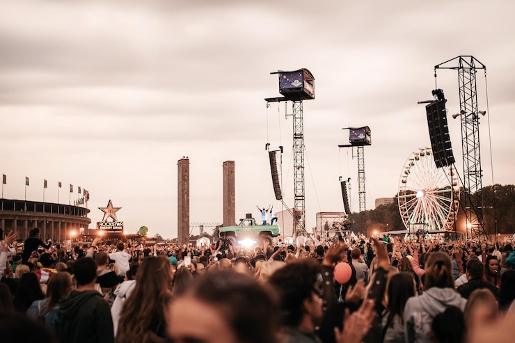 Photo foule au concert contre le ciel en ville au coucher du soleil