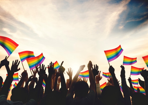 Une foule avec des drapeaux arc-en-ciel LGBT