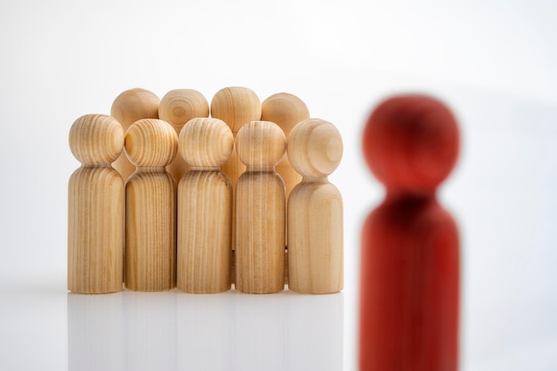 Une foule de figures en bois en gros plan