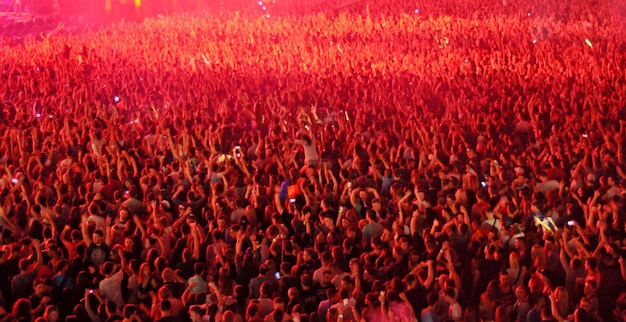 Une foule floue à un concert