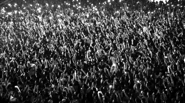 Une foule floue à un concert