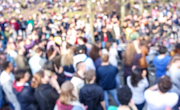 Photo foule floue défocalisé de personnes dans l'espace public