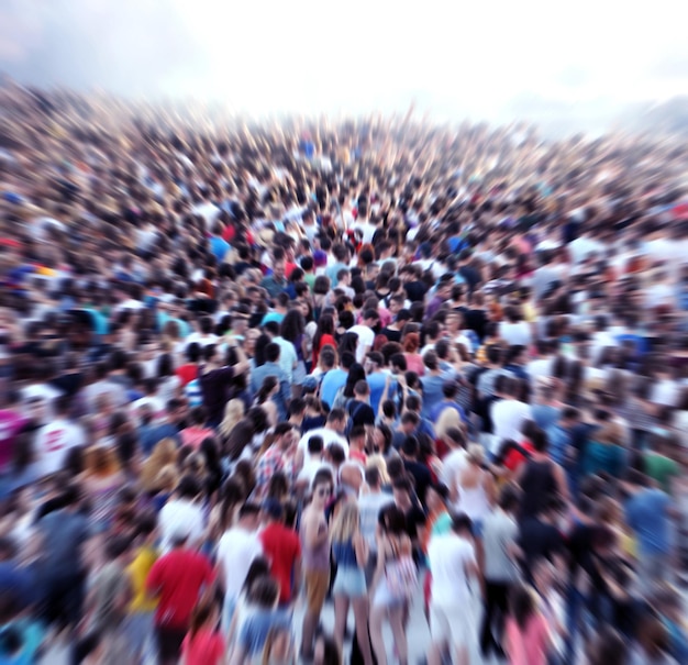 Photo foule floue faisant la fête lors d'un festival de musique zoom en avant et effet de flou de mouvement