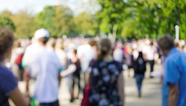 Photo la foule de gens dans un parc naturel de la ville arrière-plan flou