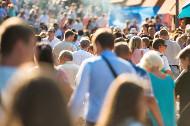 Foule de gens marchant dans la rue animée de la ville.