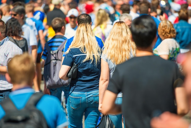 Foule De Gens Marchant Dans La Rue De La Ville Avec Une Jeune Femme Aux Cheveux Longs Au Centre