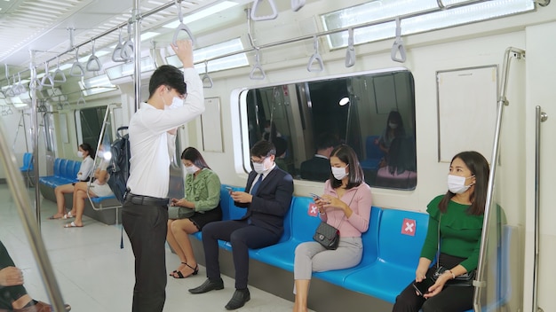 Foule de gens portant un masque facial sur un voyage en métro public bondé