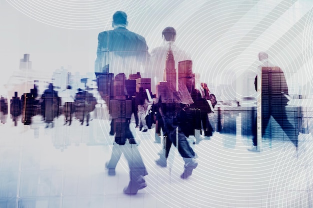 Une foule d'hommes d'affaires marchant