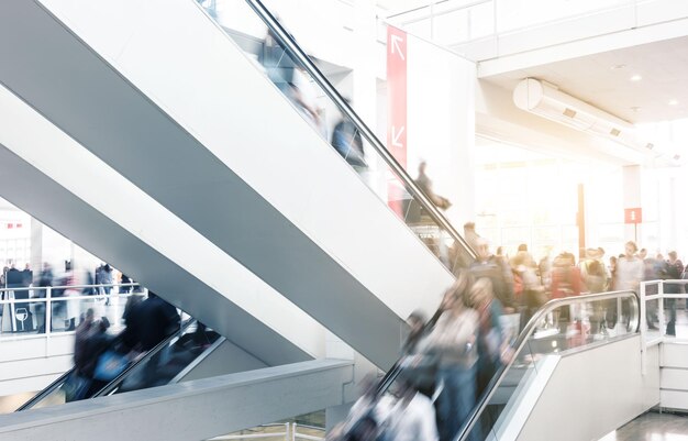 Foule en mouvement à un escalator