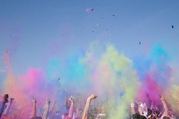 Foule pendant le festival des couleurs