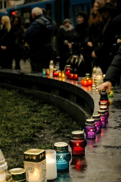 Foule de personnes allumant des bougies dans le centre-ville pleurant les victimes des attentats terroristes et des révolutions moment de tristesse