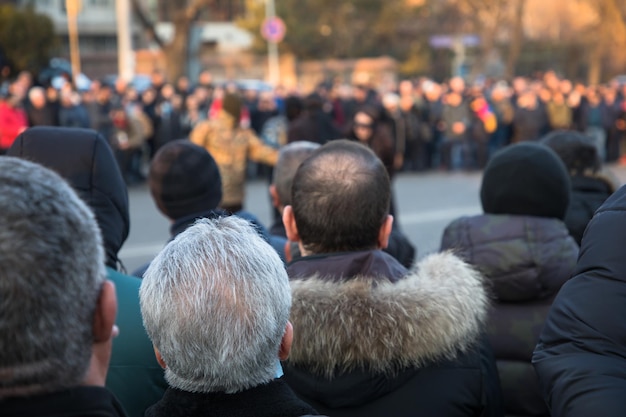 Photo foule de personnes anonymes dans la rue