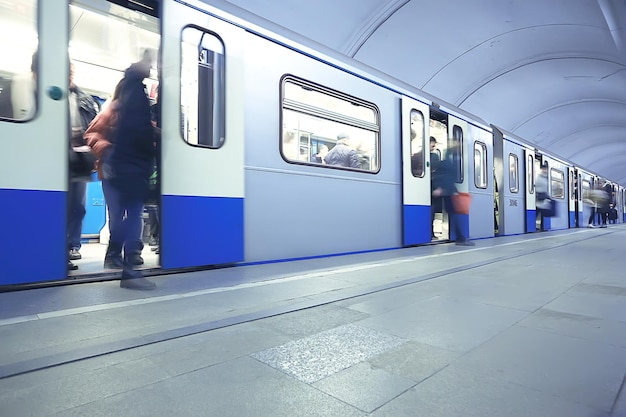 foule de personnes métro en mouvement floue, abstrait trafic urbain personnes