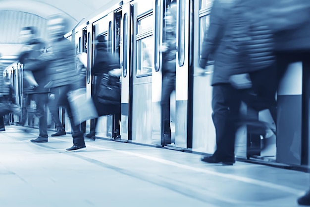 foule de personnes métro en mouvement floue, abstrait trafic urbain personnes