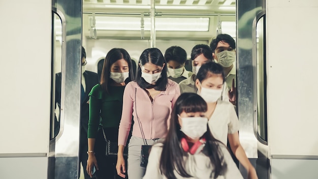 Foule de personnes portant un masque facial sur un voyage en métro public bondé