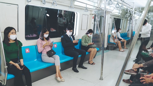 Foule de personnes portant un masque facial sur un voyage en métro public bondé