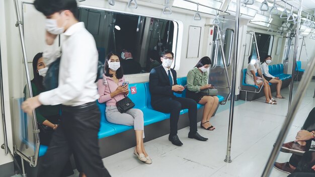 Foule de personnes portant un masque facial sur un voyage en métro public bondé