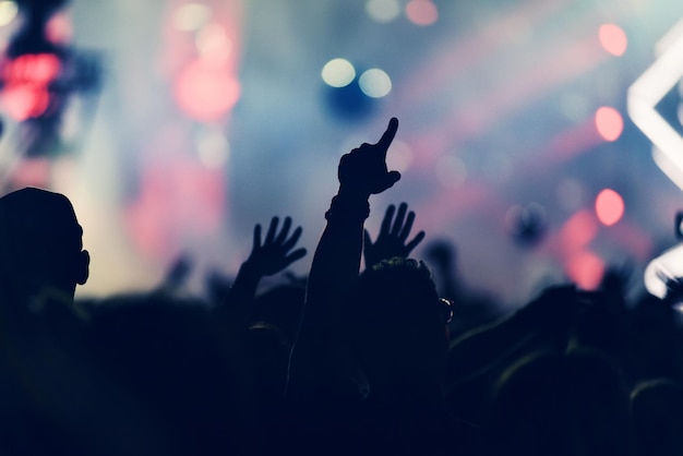 La foule se balançant pendant un concert avec les bras en l'air