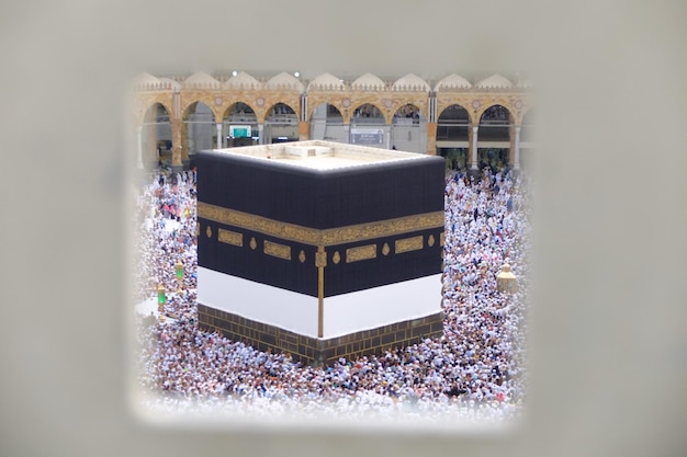 Une foule se rassemble autour de la kaaba de la grande mosquée de la Mecque.