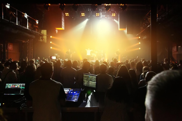 Foule de spectateurs devant la scène lors d'un concert d'un groupe populaire