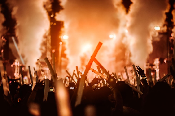 Photo une foule tenant un bâton lumineux lors d'un concert de musique