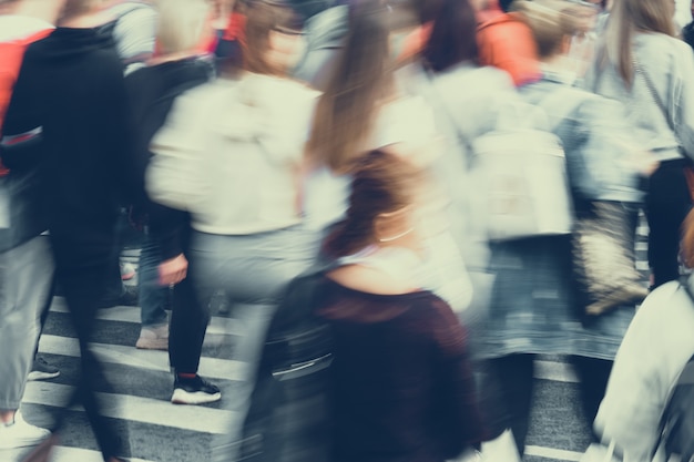 Foules floues de personnes se promenant dans la ville