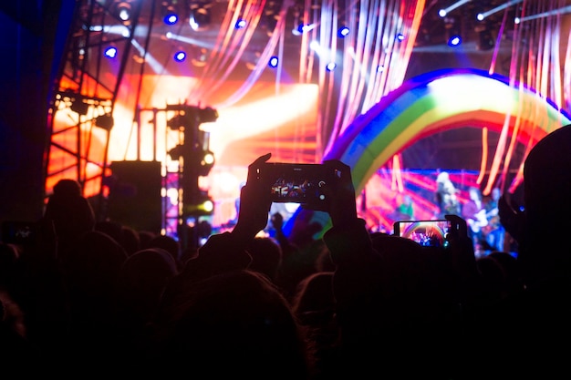 Les foules s'amusent lors d'un concert de festival