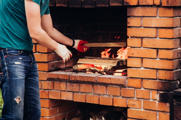 Le four de jardin en pierre pour le grill ou le barbecue se trouve dans une arrière-cour.