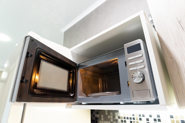 Photo four à micro-ondes avec porte ouverte sur table dans la nouvelle cuisine