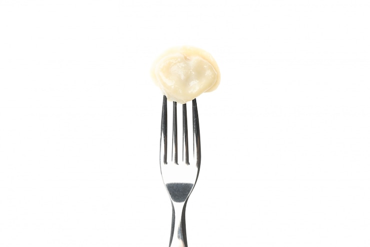 Photo fourchette avec boulette isolé sur blanc