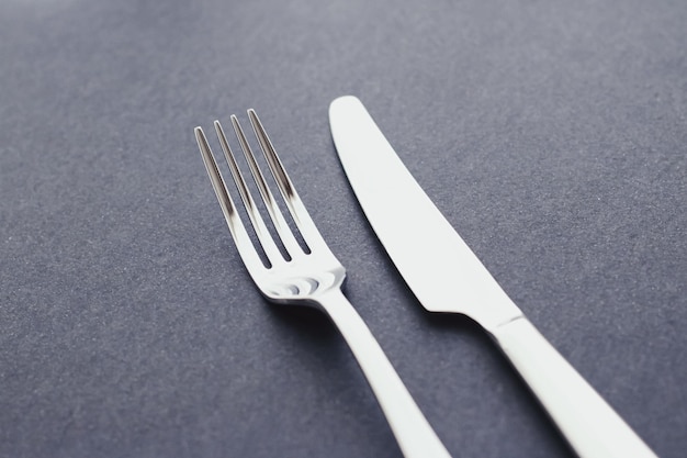 Fourchette et couteau couverts en argent pour décor de table design minimaliste et diététique