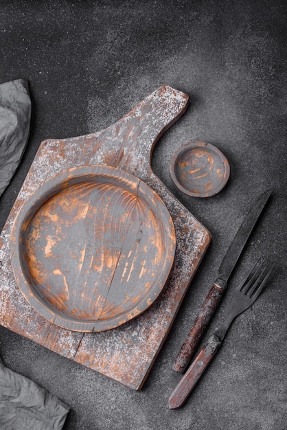 Photo fourchette de couteau de plaque en bois vide et planche à découper