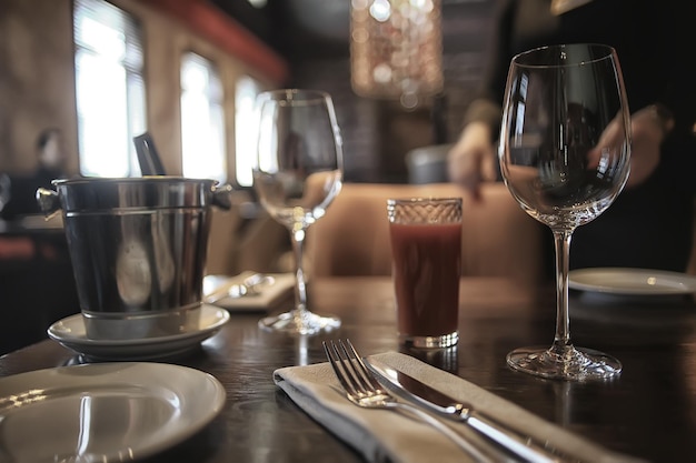 fourchette et couteau servant à l'intérieur du restaurant/table dans un café, restauration de l'industrie alimentaire, menu