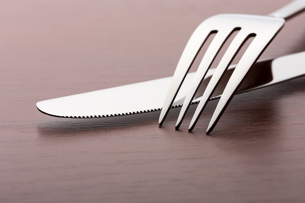 Fourchette et couteau sur table en bois