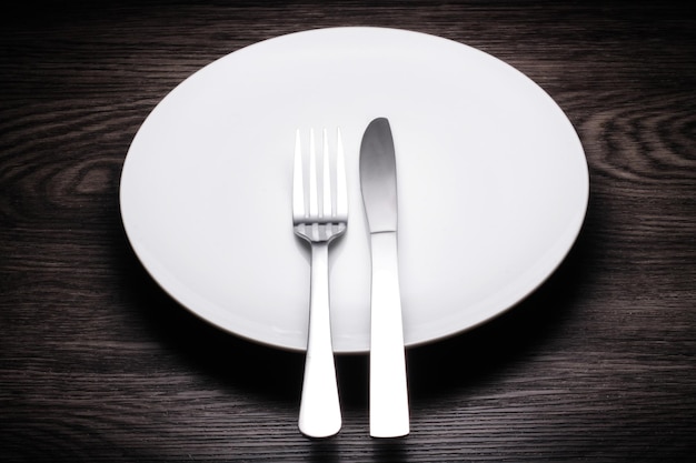 Fourchette et couteau de table dans l'assiette