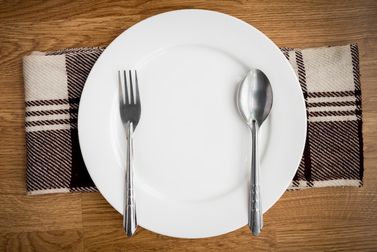 Photo fourchette et cuillère et assiette blanche vide