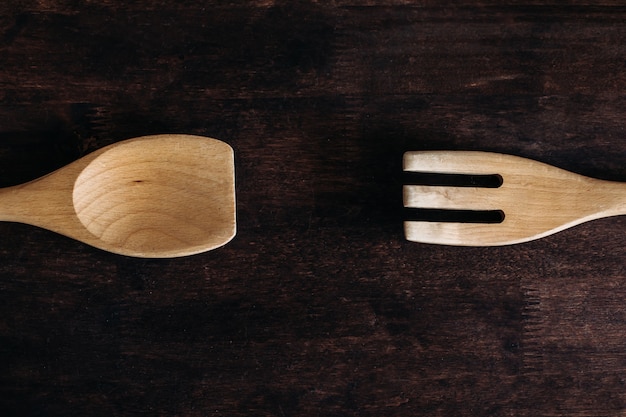 Photo une fourchette et une cuillère en bois se trouvent sur une table en bois marron.