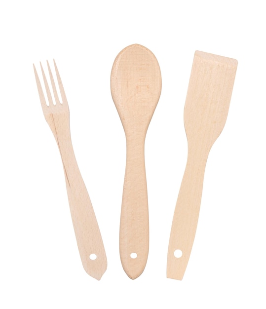 Fourchette cuillère en bois et spatule sur fond blanc isolé