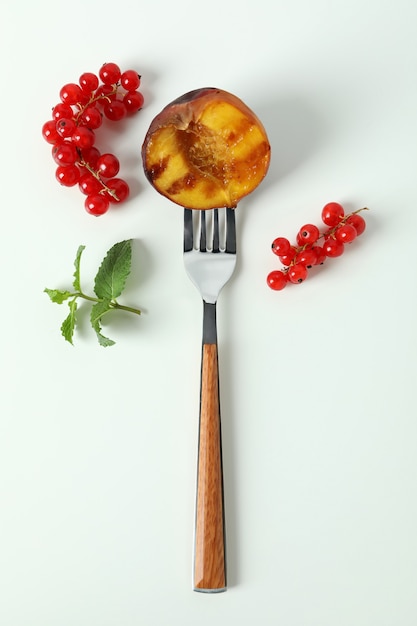 Fourchette à la pêche grillée sur fond blanc