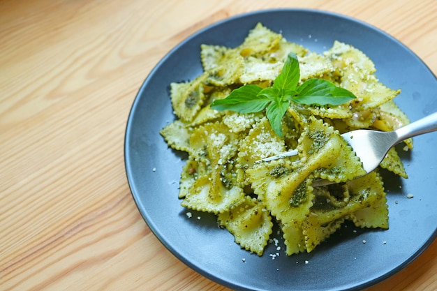 Fourchette Scooping Mouthwatering Farfalle ou Bowtie Pasta in Pesto Sauce