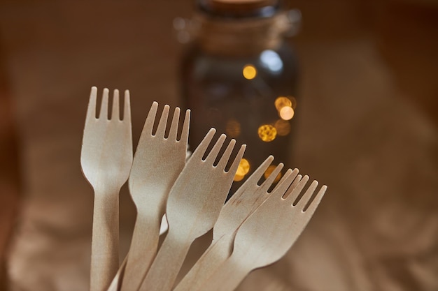 Fourchettes en bois sur fond de papier froissé Bouchons en bois Eco