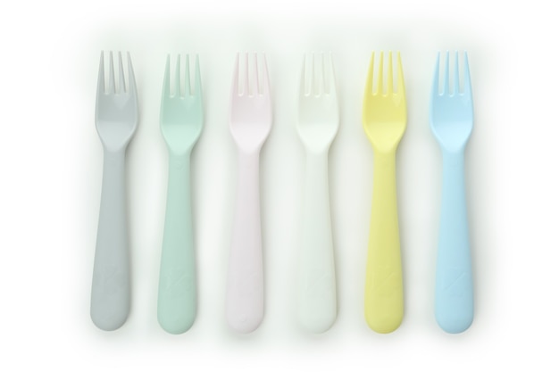 Fourchettes en plastique coloré isolé sur fond blanc