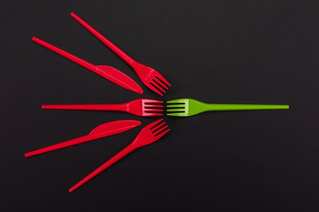 Fourchettes en plastique jetables rouges et verts isolés