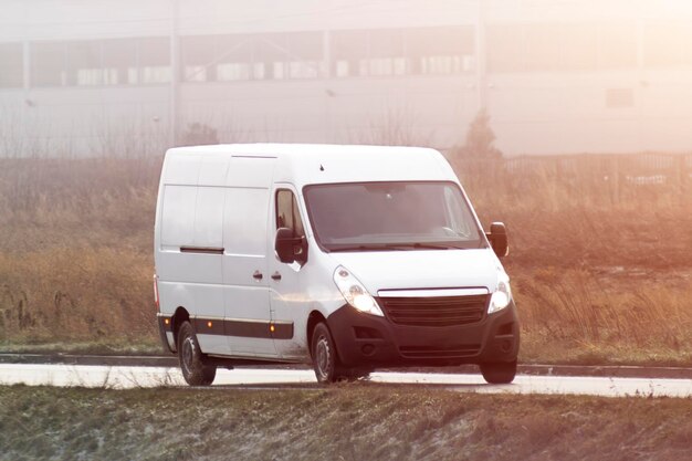 Photo un fourgon de livraison commercial en action dans la rue logistique sous-urbaine