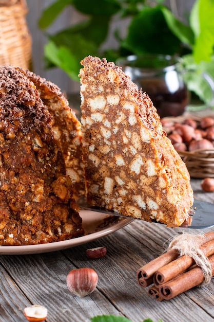 Fourmilière russe traditionnelle de gâteau décorée du chocolat sur la vieille table en bois