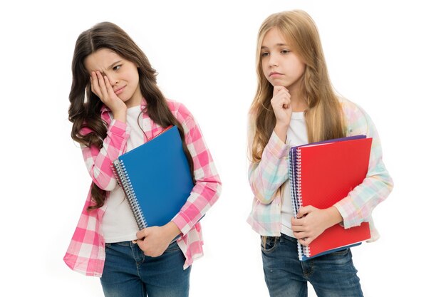 Fournir des livres pour l'école primaire Adorables petites filles avec des cahiers scolaires dans les mains Mignons petits enfants tenant des cahiers colorés Préparer des cahiers d'activités pour l'écriture