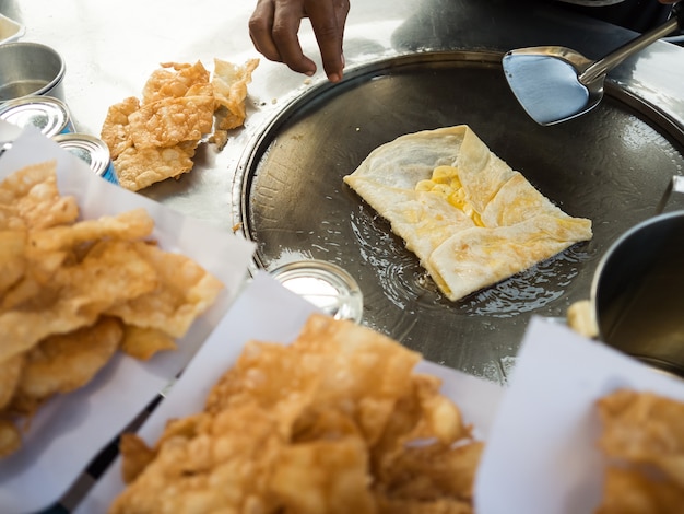 Fournisseur de panier de nourriture de rue roti croustillant thaïlandais.