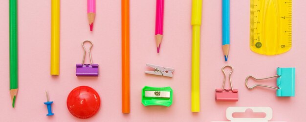 Fournit des outils créatifs pour le travail créatif de l'école sur la papeterie de fond rose